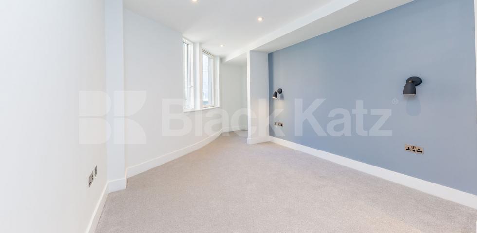 Luxury 3 bed two bath with balcony in a private development in Camden.  Cliff Villas, Camden 